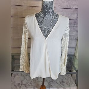 💚 Creme lace sleeve top